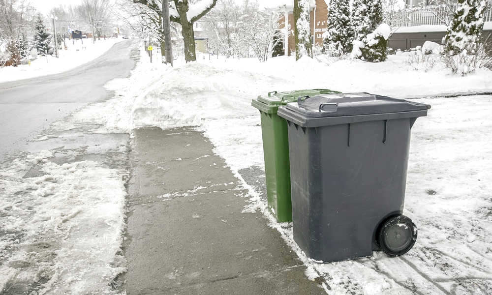 Bacs de récupération et d'ordures en bordure du trottoir l'hiver