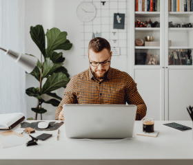jeune homme devant son ordinateur