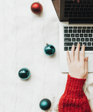 clavier d'ordinateur entouré de décorations de noël