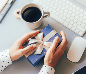 Mains tenant un cadeau