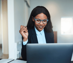 Femme souriant devant son écran