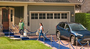 Couple descendant de voiture