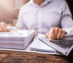 photo dossiers avec loupe et calculatrice