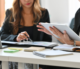 Femmes regardants des documents