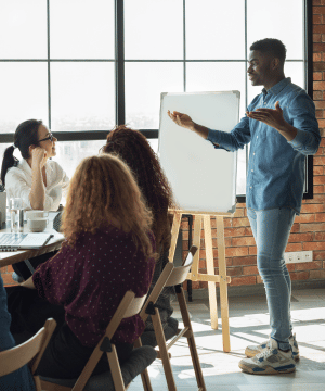 Homme présentant devant un groupe