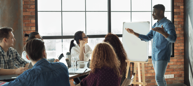 Homme présentant devant un groupe