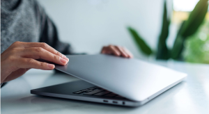 Mains refermant un portable