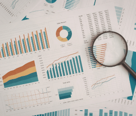 Photo avec des graphiques et une loupe