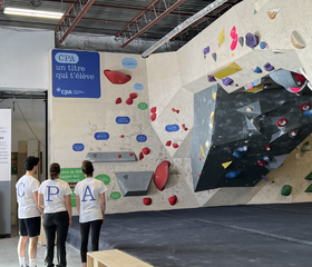 photo du mur d'escalade et de 3 grimpeurs avec des t-shirts CPA