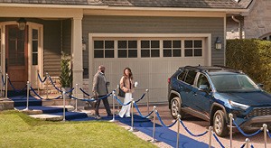 Photo d'un couple sortant d'une maison