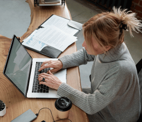 photo d'une femme devant son portable