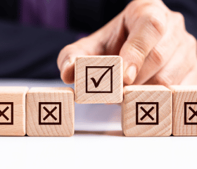 cubes de bois avec des croix et des crochets