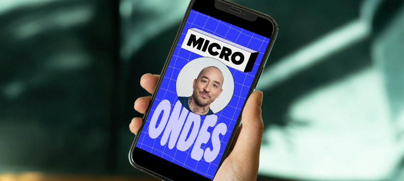 main tenant un cellulaire affichant le balado Micro ondes