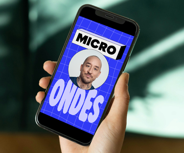 main tenant un cellulaire affichant le balado Micro ondes