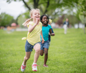 petits enfants courants dans l'herbe