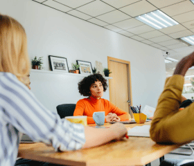 jeunes professionnels autour d'une table