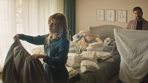 Laura et Maxime préfèrent plier 10 000 draps contours que de mettre leur finance à jour.