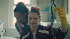 Sarah et Maude aiment mieux déboucher le drain du bain qu’épargner pour demain.